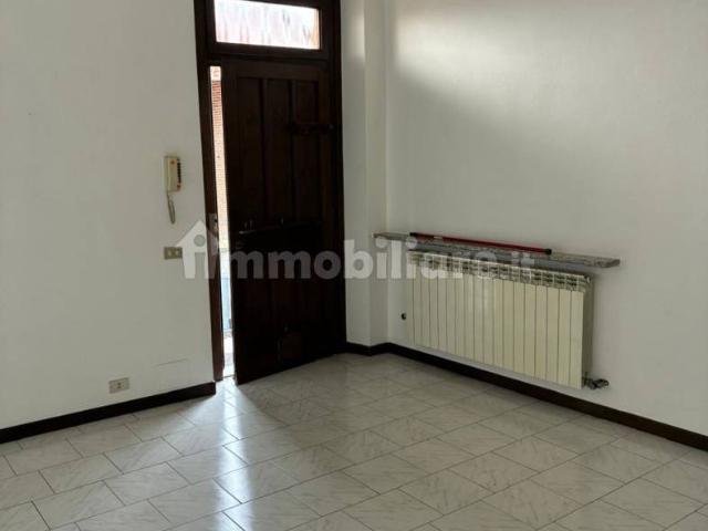 Bilocale buono stato, primo piano, Centro, Lonate Pozzolo