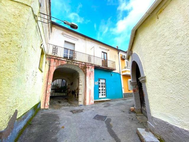BILOCALE CON ACCESSO INDIPENDENTE VIA CHIESA FALCIANO DEL MASSICO RIF V2854