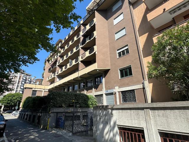 Bilocale con box in viale massenzio masia 79, Como