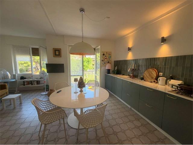 Bilocale + cucina con vista mare, cantina e posto auto 73m² Cipressa