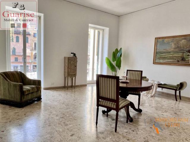 Bilocale in vendita a Verona piazza delle Erbe, Centro Storico