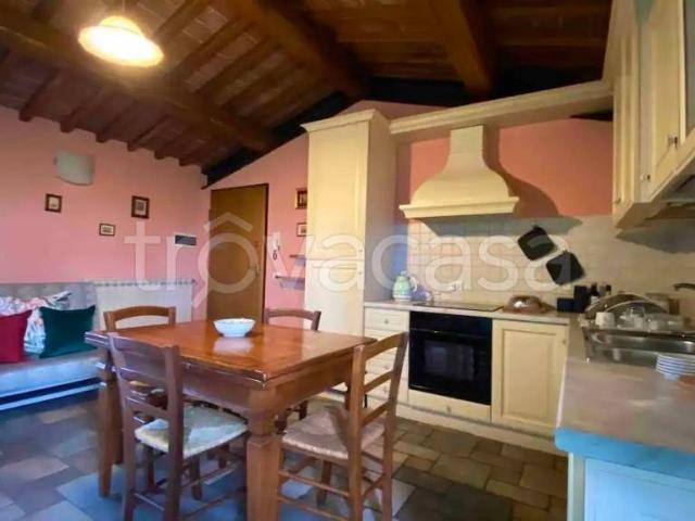 Bilocale in affitto a Castra, Capraia e Limite