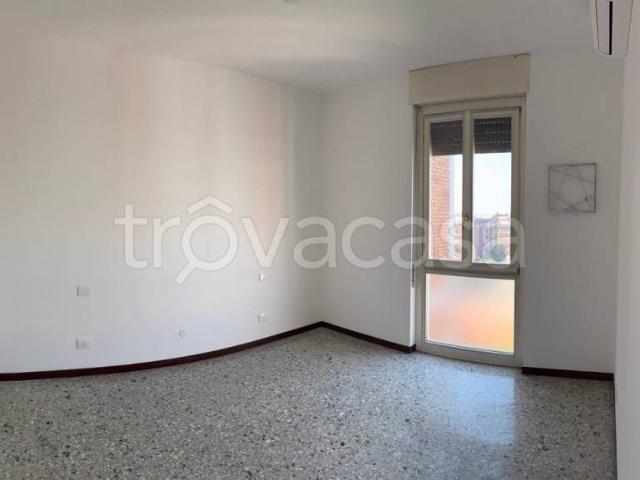Bilocale in affitto a Monza via Cavallotti, 126, Triante