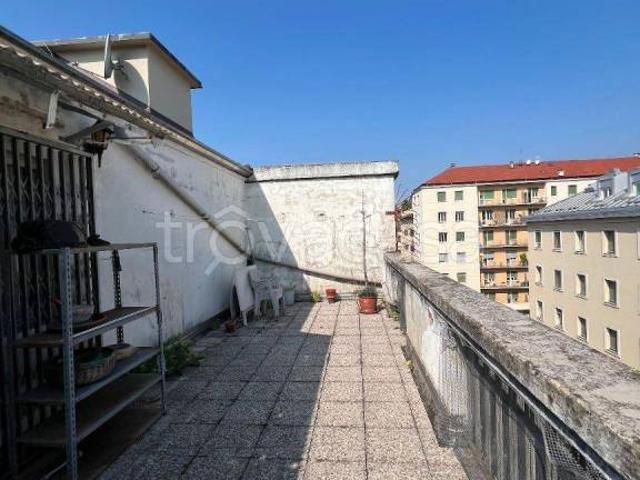 Bilocale in affitto a Torino via Maria Vittoria, 40, Via della Rocca