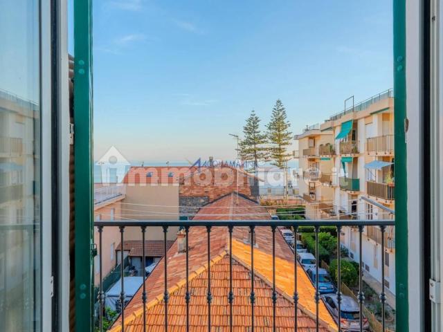 Bilocale ottimo stato, secondo piano, Centro, Bordighera