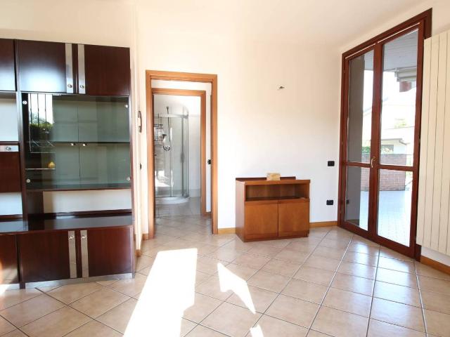 Bilocale ottimo stato, piano terra, Centro, Basiano