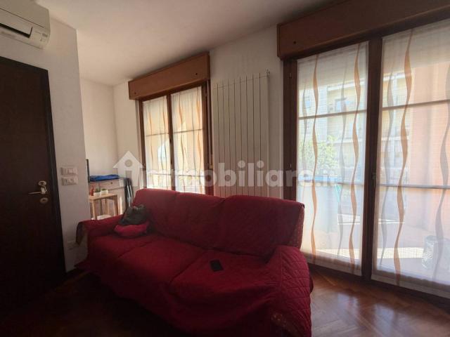 Bilocale ottimo stato, primo piano, Via Colombo, Piacenza
