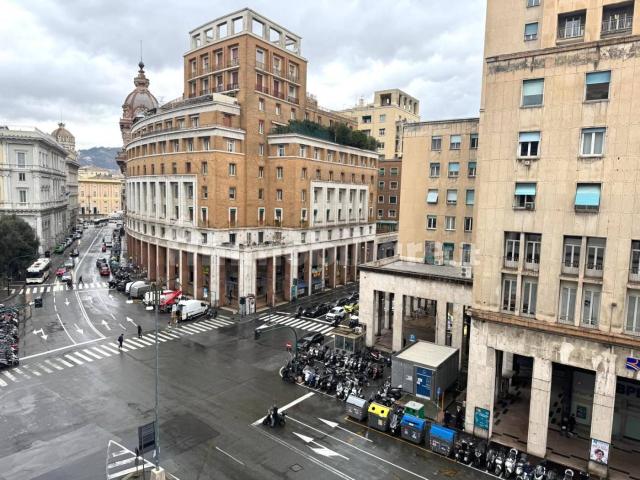 Bilocale piazza Dante 9, Centro Città, Genova