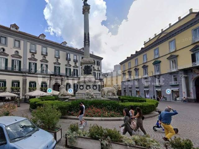 Bilocale piazza DEI MARTIRI, Chiaia, Napoli