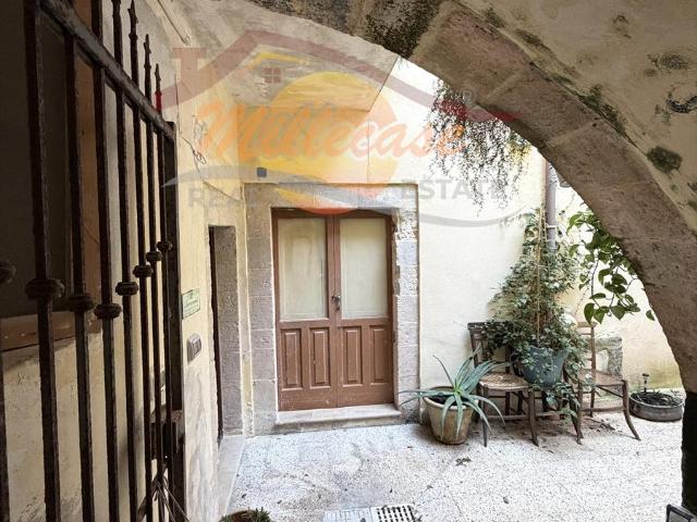 Bilocale ristrutturato in via della giudecca, Siracusa