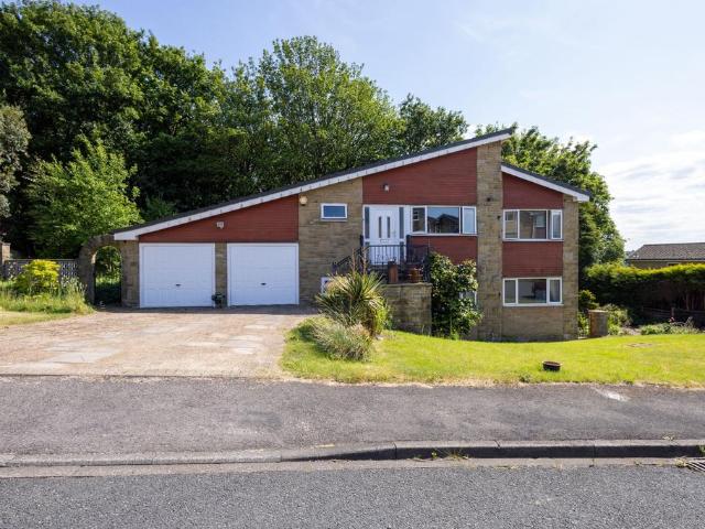 Birch Grove, Batley 4 bed detached house to rent £1,400 pcm £323 pw