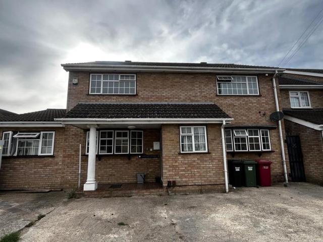 Birch Grove, Slough, Berkshire, SL2 6 bed semi detached house to rent £3,750 pcm £865 pw