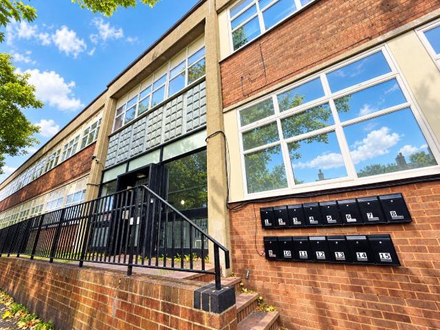 Birch House, Broad Lane, Moldgreen, Huddersfield HD5, 2 bed flat to rent, £750 pcm | PrimeLocation