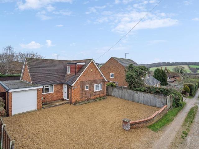 Birch Road, Northchurch HP4 3 bed detached house to rent £2,950 pcm £681 pw