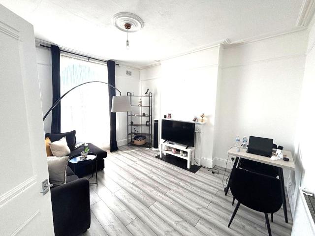 Birchanger Road, London SE25, 2 bed flat to rent, £1,675 pcm | PrimeLocation
