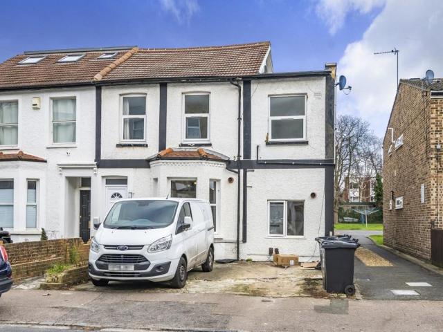 Birchanger Road, South Norwood. 1 bed flat to rent £1,425 pcm £329 pw