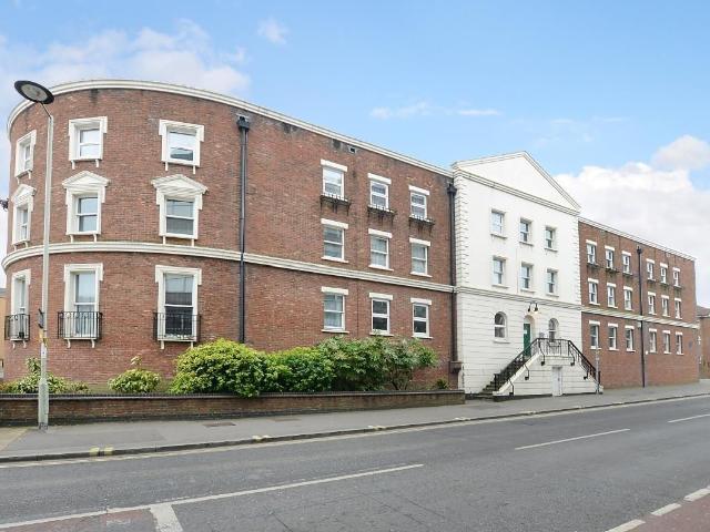 Birchett Road, Aldershot GU11, 1 bed flat to rent, £975 pcm | PrimeLocation