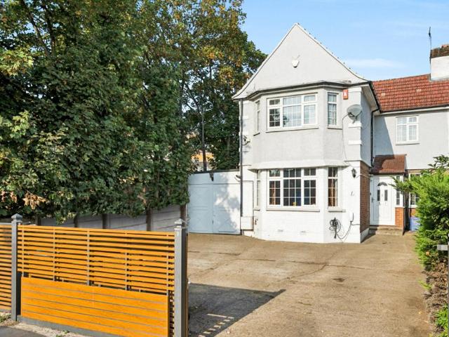Birchen Grove, Kingsbury, NW9 3 bed semi detached house to rent £3,400 pcm £785 pw