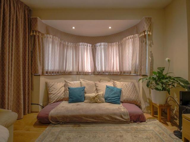 Birchen Grove, London NW9 1 bed semi detached house to rent £1,790 pcm £413 pw