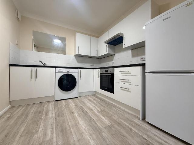 Birchend Close, South Croydon CR2, 1 bed property to rent, £1,350 pcm | PrimeLocation