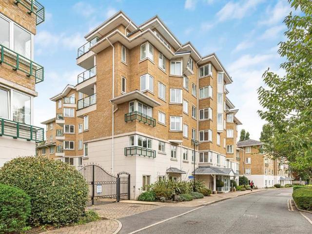 Birchgrove House, Richmond TW9 3 bed flat to rent £3,700 pcm £854 pw