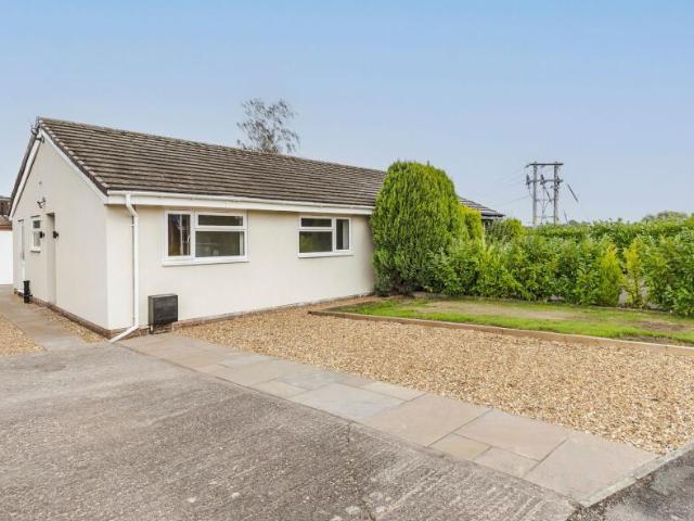 Birchin Close, Nantwich CW5 2 bed semi detached bungalow to rent £1,200 pcm £277 pw