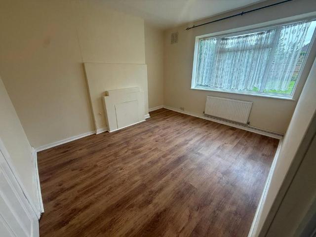 Birchway, Hayes, UB3 4 bed semi detached house to rent £2,600 pcm £600 pw