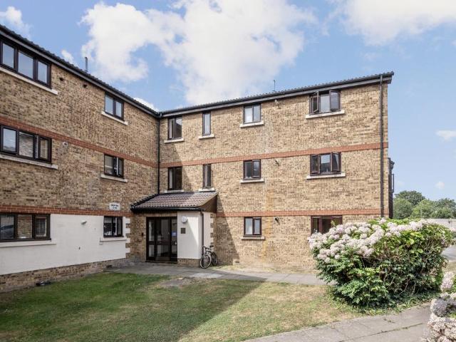 Birchwood Close, Surrey SM4 2 bed apartment to rent £1,750 pcm £404 pw