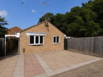 Birchwood, Orton Goldhay, Peterborough PE2, 2 bed detached bungalow to rent, £1,000 pcm | PrimeLocation