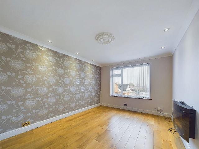 Birchwood Parade, Woodside Drive, Dartford, Kent DA2, 2 bed flat to rent, £1,450 pcm | PrimeLocation