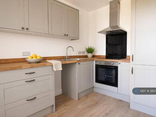 Birds Royd Lane, Brighouse, HD6 3 bed flat to rent £1,200 pcm £277 pw