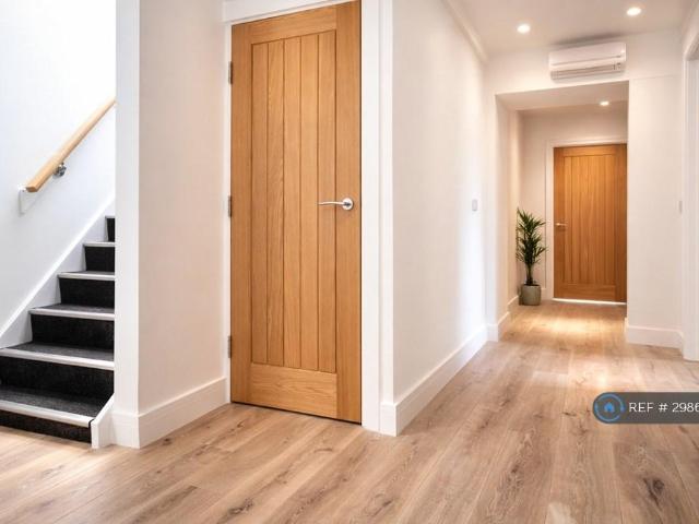 Birds Royd Lane, Brighouse, HD6 3 bed flat to rent £1,290 pcm £298 pw