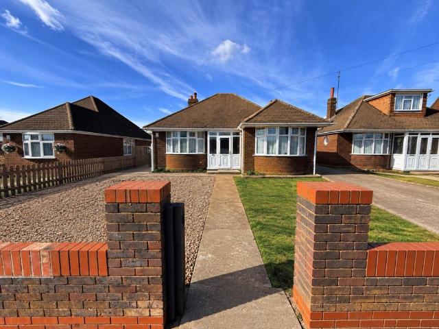 Birdsfoot Lane, Luton, Bedfordshire. 3 bed bungalow to rent £2,150 pcm £496 pw