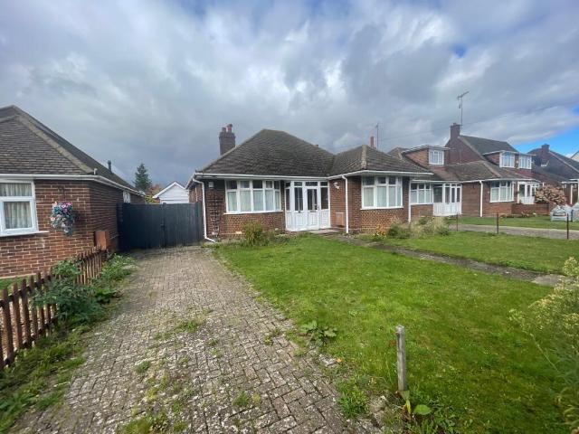Birdsfoot Lane, Luton LU3 4 bed detached bungalow to rent £2,150 pcm £496 pw