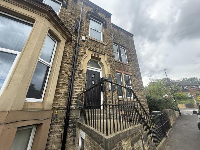 Birkby Lodge Road, HUDDERSFIELD 1 bed apartment to rent £625 pcm £144 pw