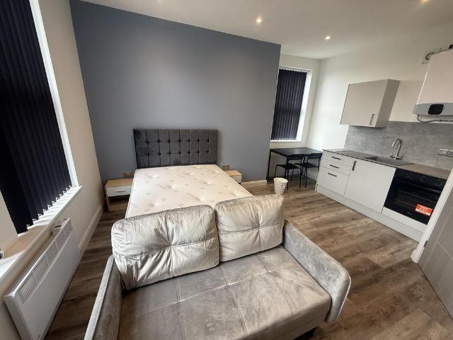 Birkby Lodge Road, HUDDERSFIELD 1 bed apartment to rent £650 pcm £150 pw