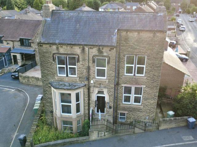 Birkby Lodge Road, Huddersfield Studio to rent £625 pcm £144 pw