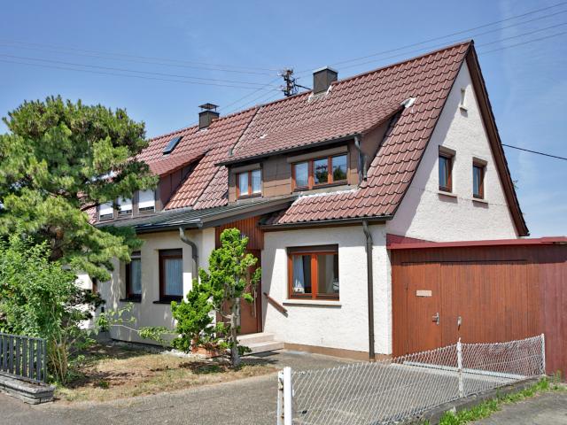 Birkenfeld: Kleine Doppelhaushälfte mit großer Werkstatt, Garage und Garten