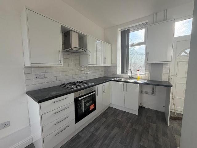 Birkhouse Lane, Paddock HD1 3 bed semi detached house to rent £900 pcm £208 pw
