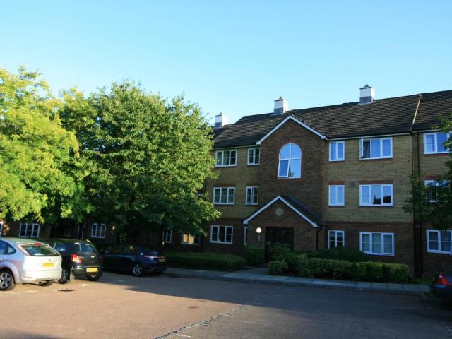 Birkheads Road, Reigate 2 bed apartment to rent £1,450 pcm £335 pw