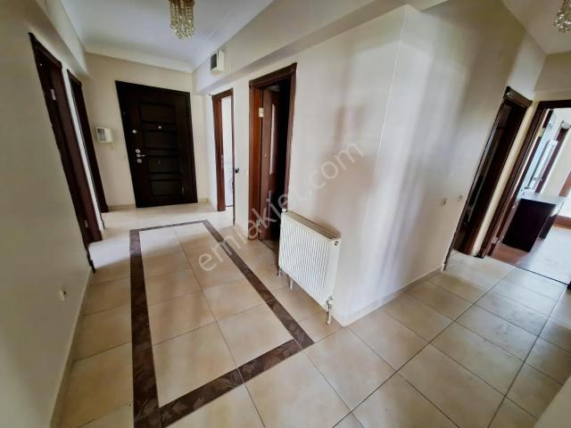 Birlik Mahallesi 395.sokak Üzeri Ara Katta Kiralık 4,5+1 Daire.