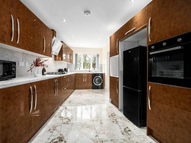 Birmingham, B32 2HR, United Kingdom | 4 bed townhouse for rent #100240406 | Rentberry