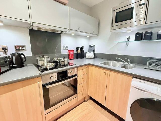 Birmingham, B3 2ES, United Kingdom | 2 bed apartment for rent #166726399 | Rentberry