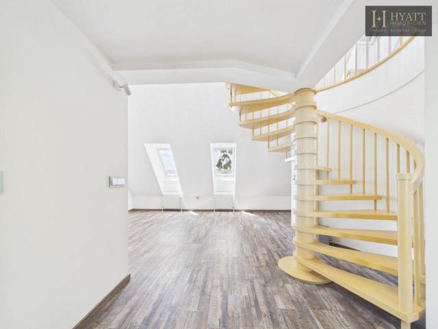 Bis Ende Oktober ohne Provision für den Käufer. Sanierte Dachgeschosswohnung mit Zustimmung für Balkonzubau und Stellplat
