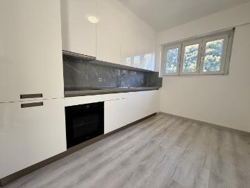 BIS ZU 3 MONATE KOSTENLOS 3.5 moderne Zimmer in Mendrisio im Stadtzentrum