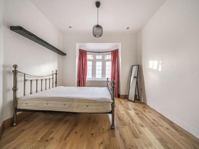 Biscay Road, Barons Court, London, W6 2 bed flat to rent £3,400 pcm £785 pw