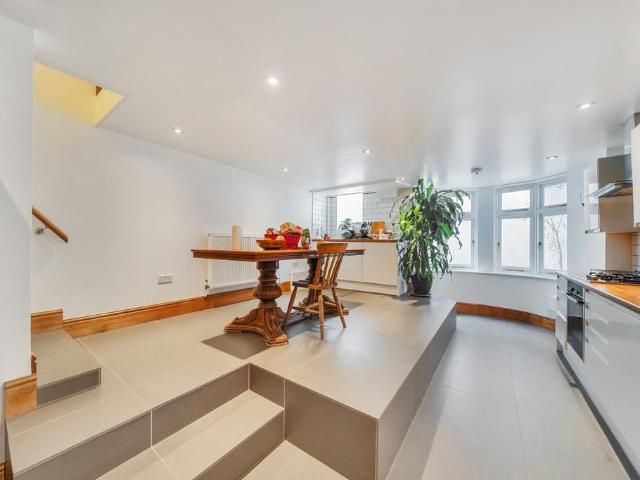 Biscay Road, Hammersmith, London, W6 2 bed flat to rent £3,400 pcm £785 pw
