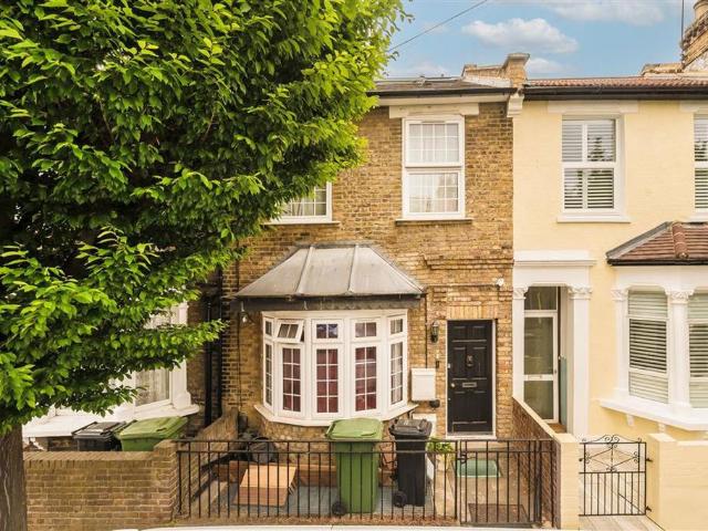 Biscay Road, London W6 2 bed flat to rent £3,300 pcm £762 pw