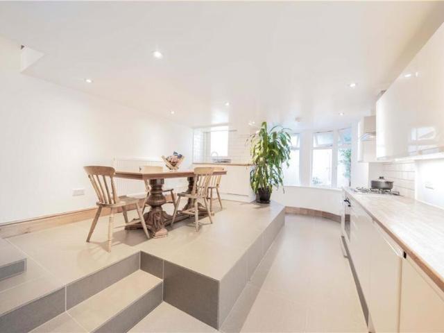Biscay Road London W6 2 bed flat to rent £3,400 pcm £785 pw