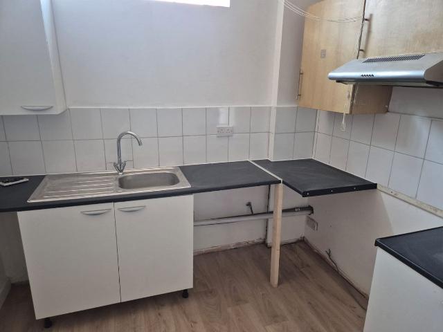 Biscot Road, Luton, Bedfordshire LU3, Studio to rent, £825 pcm | PrimeLocation